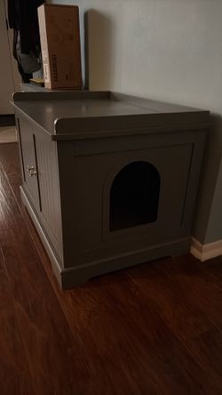 Cat litter box enclosure