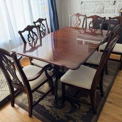Dining Room Table + 8 Chairs and 2 Leafs