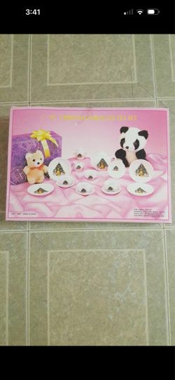 Christmas Porcelain 17 Piece Tea Set. Brand New