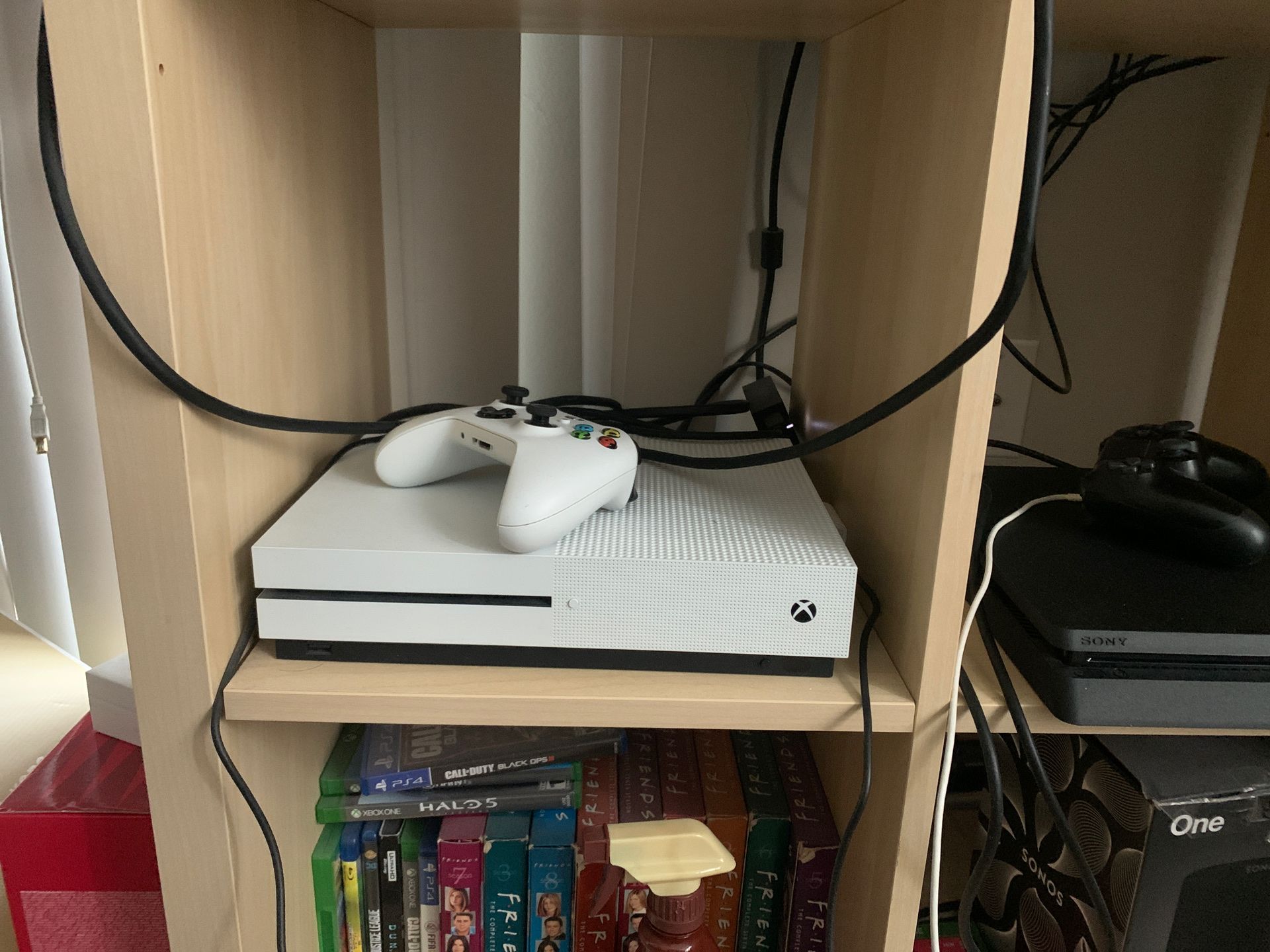 Xbox one S 500 GB 2 controllers and 2 Games