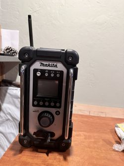 Makita DMR107 job site radio