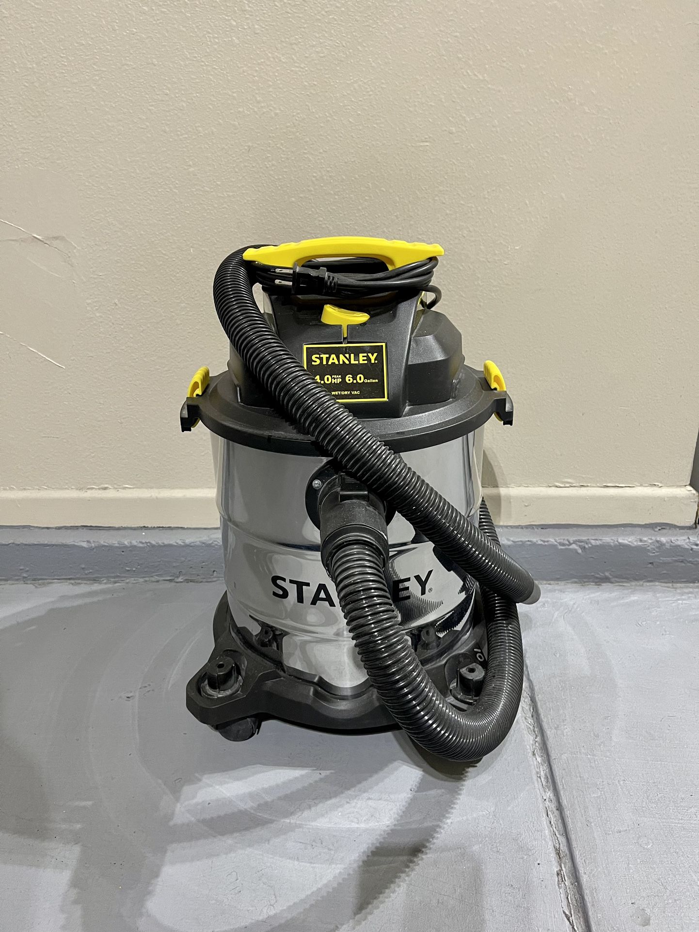 SMALL STANLEY 6 GALLON 4HP WET/DRY SHOP VAC