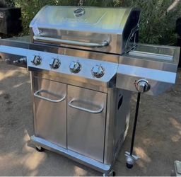 ** PROPANE GAS BBQ GRILL USED VERY CLEAN INSIDE