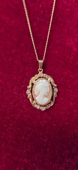 Vintage Cameo Pendant Necklace Gold Tone Chain