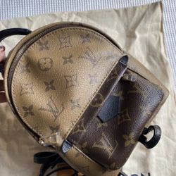 Classic and fashionable women's backpack