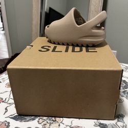 Yeezy Slide brand New Size 5k 