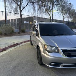 Chrysler Town&Country S 2014
