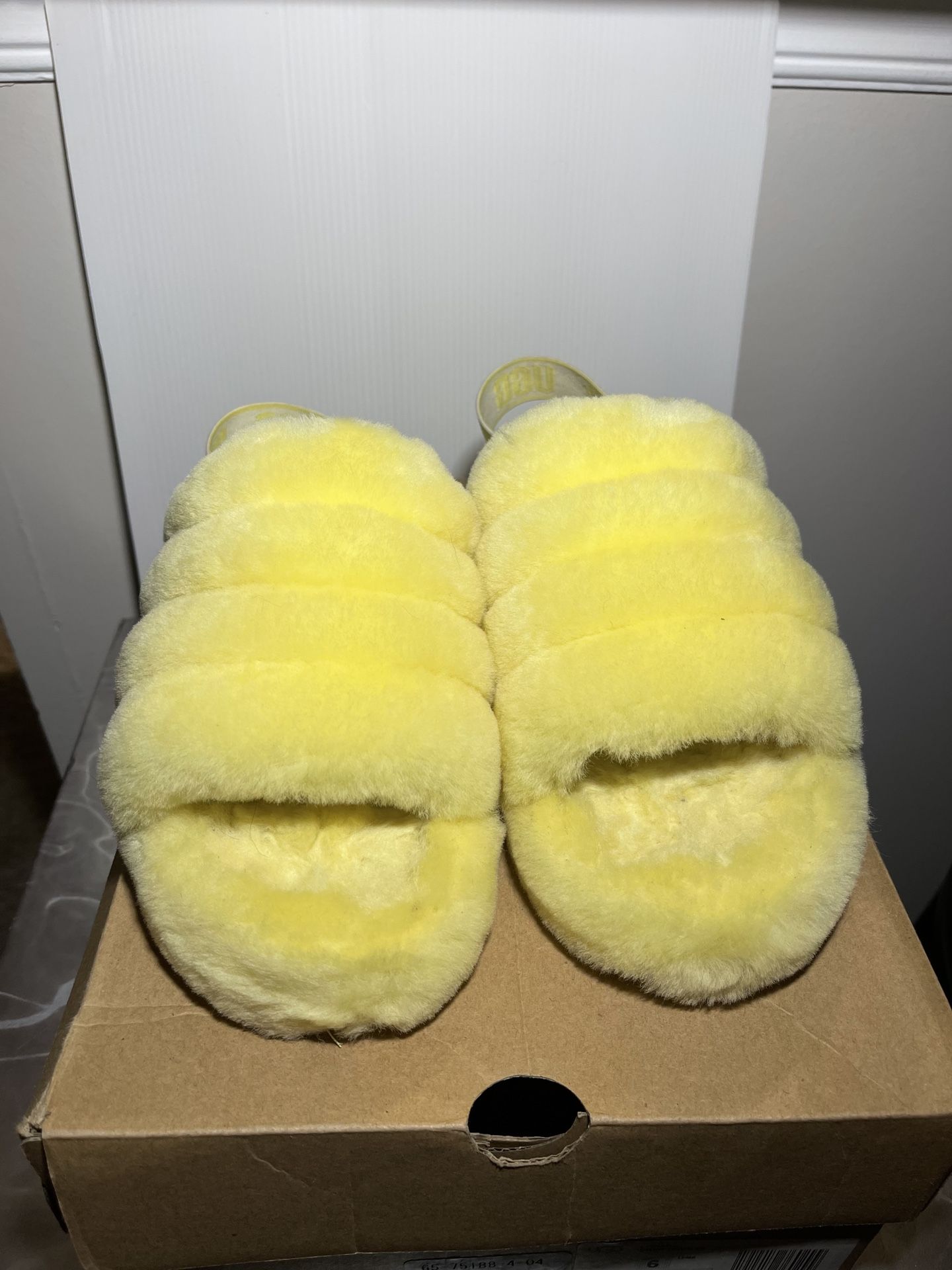 UGG Fluff slide Sz 6Y $40 🚨Please Read Description🚨