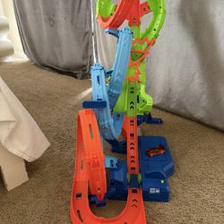 Hot Wheels Toy Car Track Set, Stunt Track Mid-Air Crash with 1:64 Scale Die-Cast Toy Car, Motorized Booster for Non-Stop Stunting & Racing