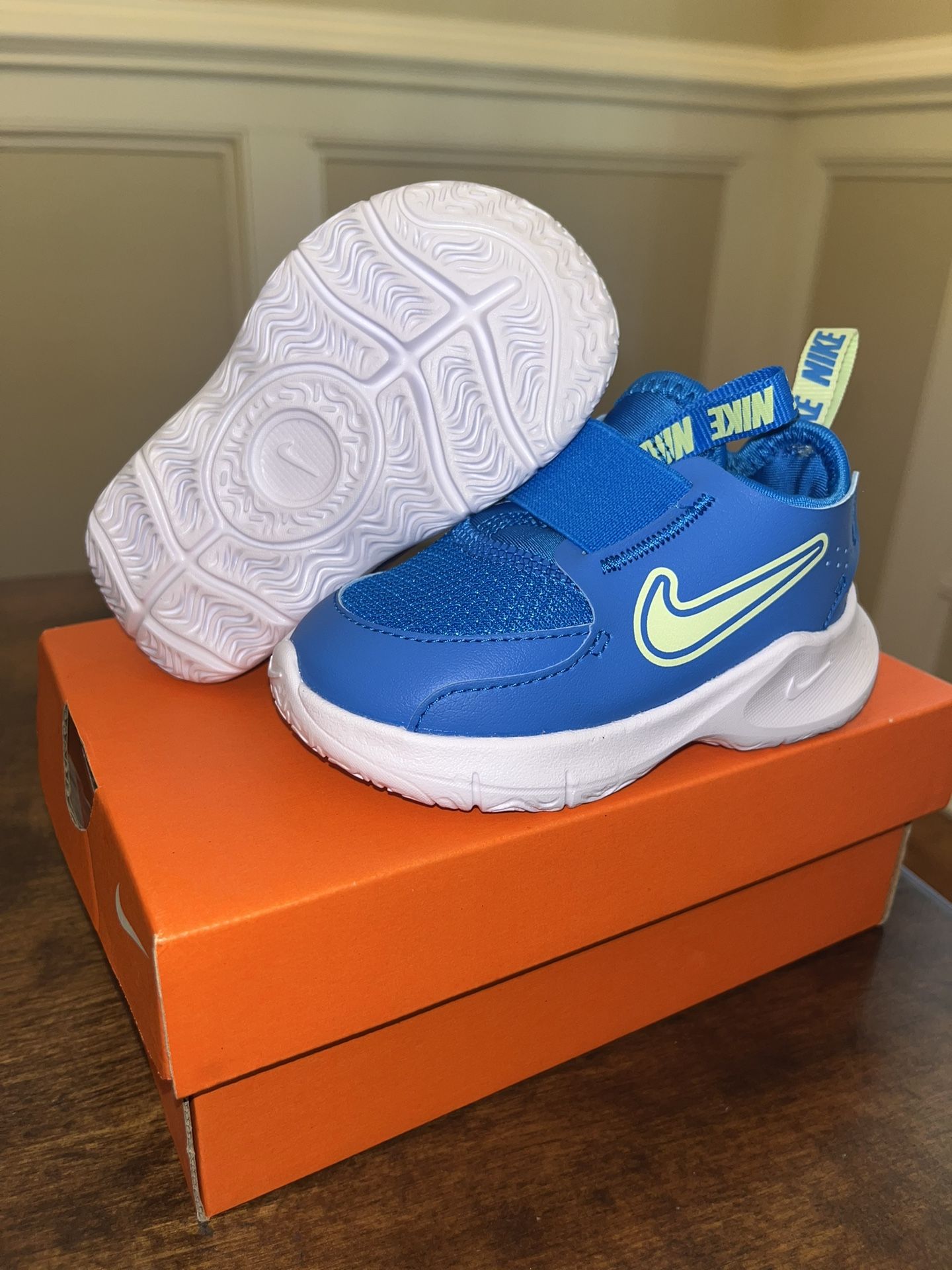 NEW Toddler sz 5c Nike flex runner 