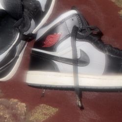Air jordan 1 Shadow red sz 8.5 ( worn less then 5 times )