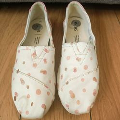 Tom's women's slip on shoes size 7. Fontana pickup.