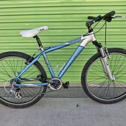 TREK MOUNTAIN BIKE 21 SPEEDS TIRE 26 SIZE M