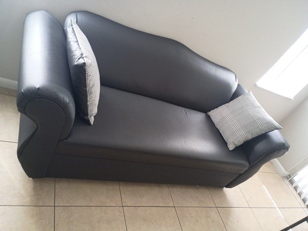 
**🔥 Modern Black Faux Leather Loveseat Sofa by Windsor Home (68”) – Great Condition! 🔥**
