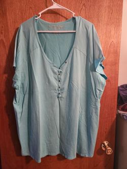 Avenue women's plus sized shirt