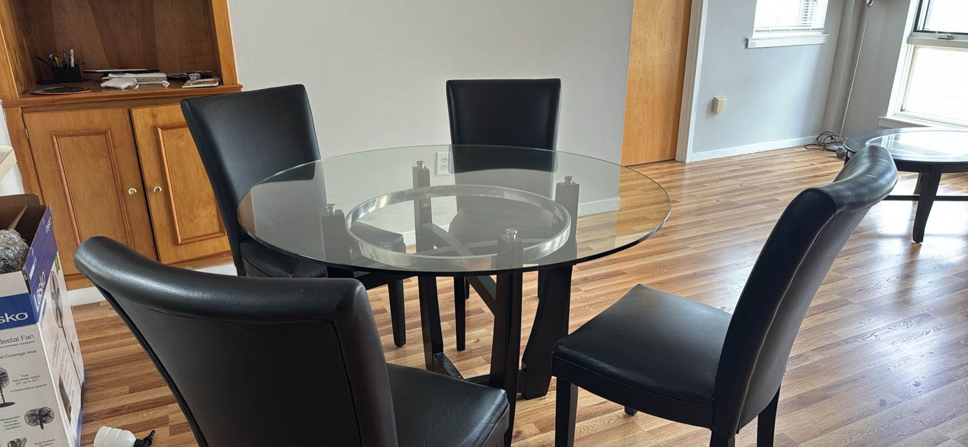 dining room round table 4 leather chairs 