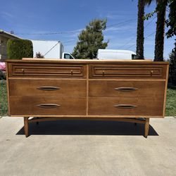 Mid- Century Modern Broyhill Sculptra Dresser