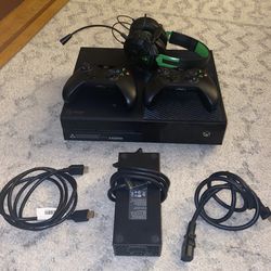 Xbox One - 2 Controllers - HDMI Chord - Headset