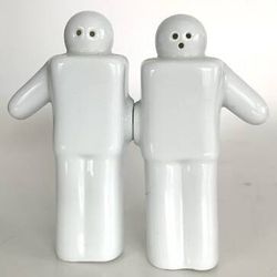 Vtg Kikkerland White Porcelain Magnetic Robot Salt And Pepper Shakers