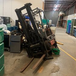 Toyota Warehouse Forklift With New Parts 