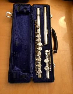 Armstrong USA 104 Student C Flute This flute has had very little use. Excellent condition