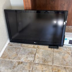 36 In LG Flatscreen TV/ W Remote 