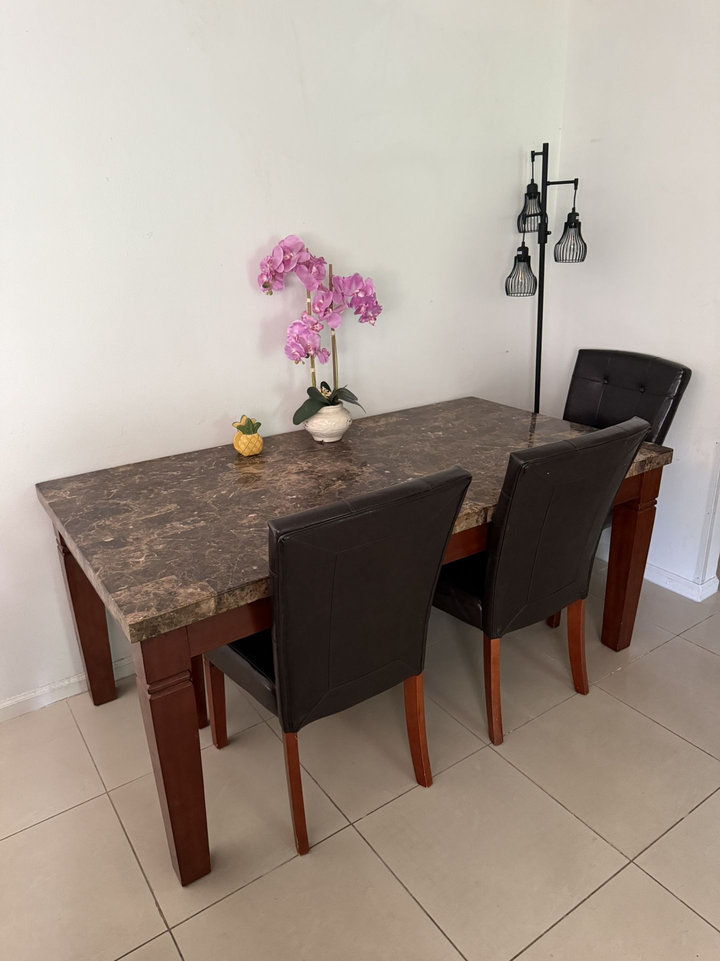 Dining room set, including 4 chairs and bench