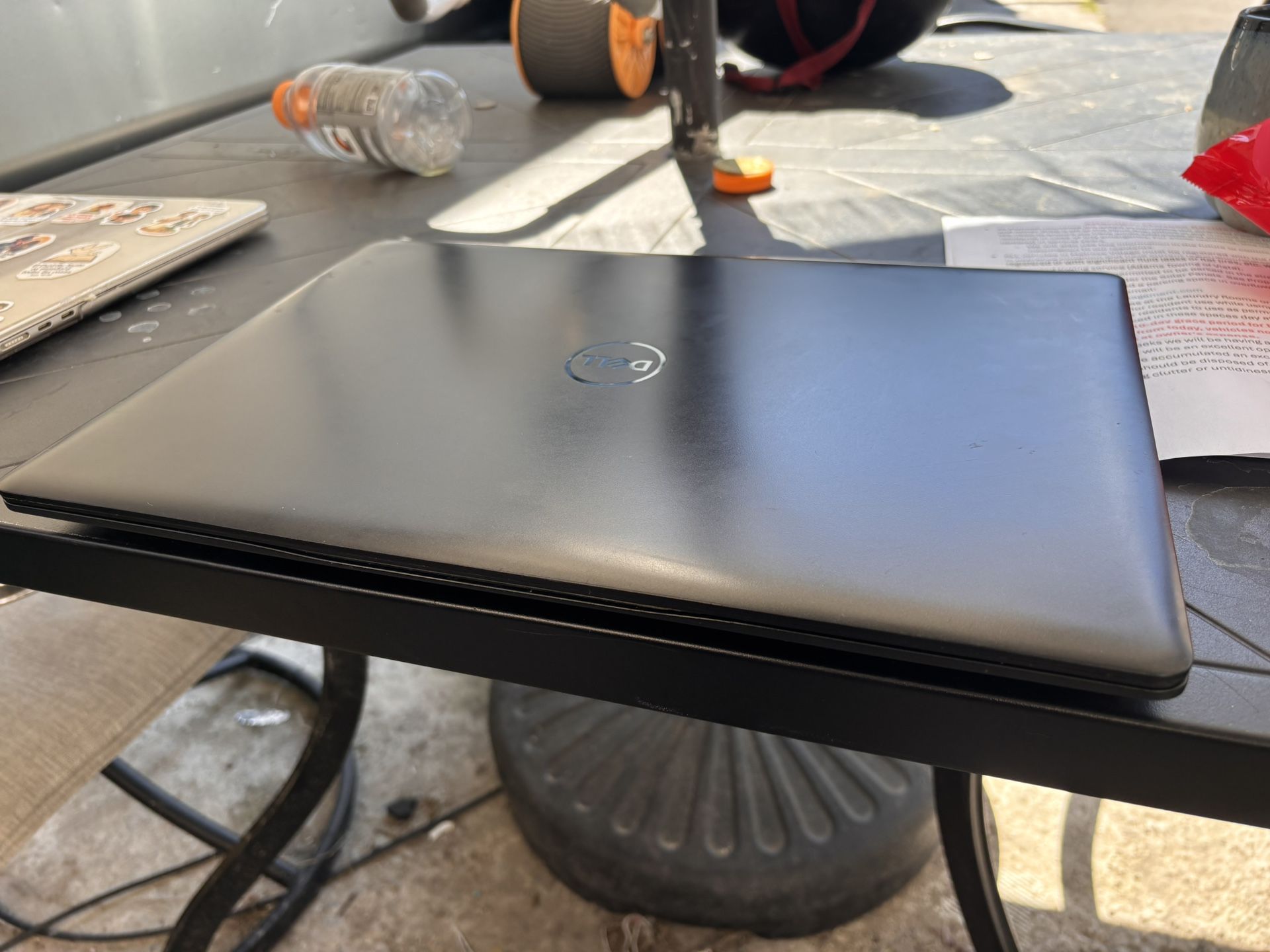 Laptop Dell i3 8va Gen – 12GB RAM – 1TB – Buen Estado Descripción: Se vende laptop Dell en buen estado y funcionando perfectamente. Ideal para escuel