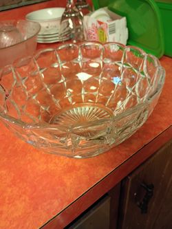 Indiana Constellation Serving Bowl Vegetable Clear Pressed Glass Fruit AS IS (O) firm price pick up $19 bucks pick up only 865 Ellsworth avenue right 