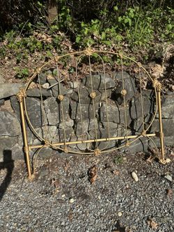 Wedding Band Style Iron Bed No Rails