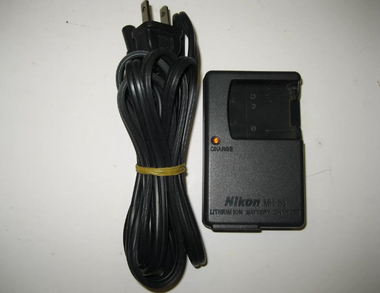 Genuine Nikon MH-63 Lithium Ion Battery Charger 100-240V 4.2V 0.55A For EN-EL10
