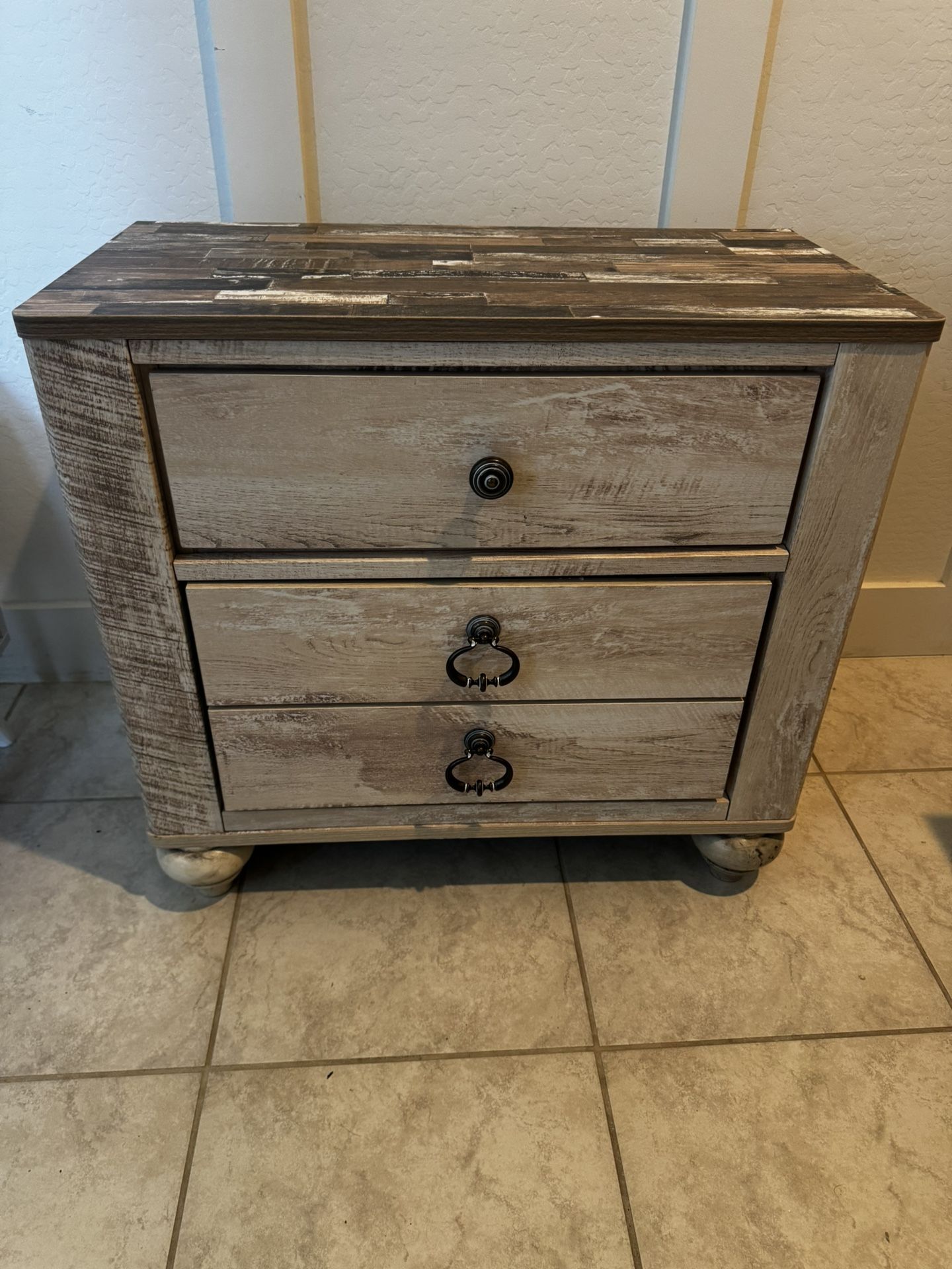 Roundhill Imerland Contemporary White Wash Finish Patched Wood Top 3-drawer Nightstand