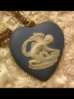 Wedgewood classic blue/white heart necklace with original gold chain