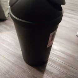 Small Trashcan 