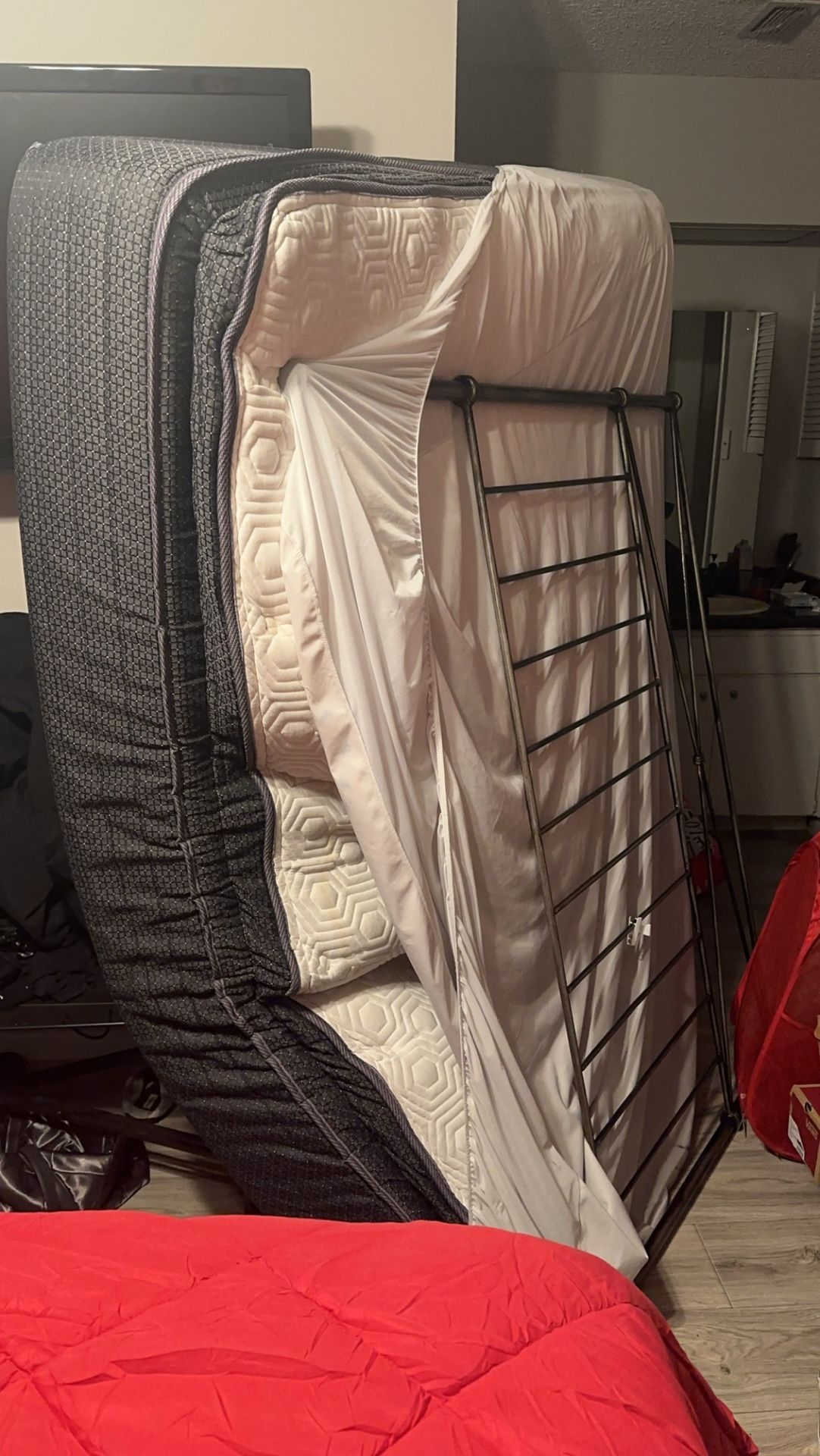 Queen sizeQueen size pillow top mattress for Sale in San Antonio, TX