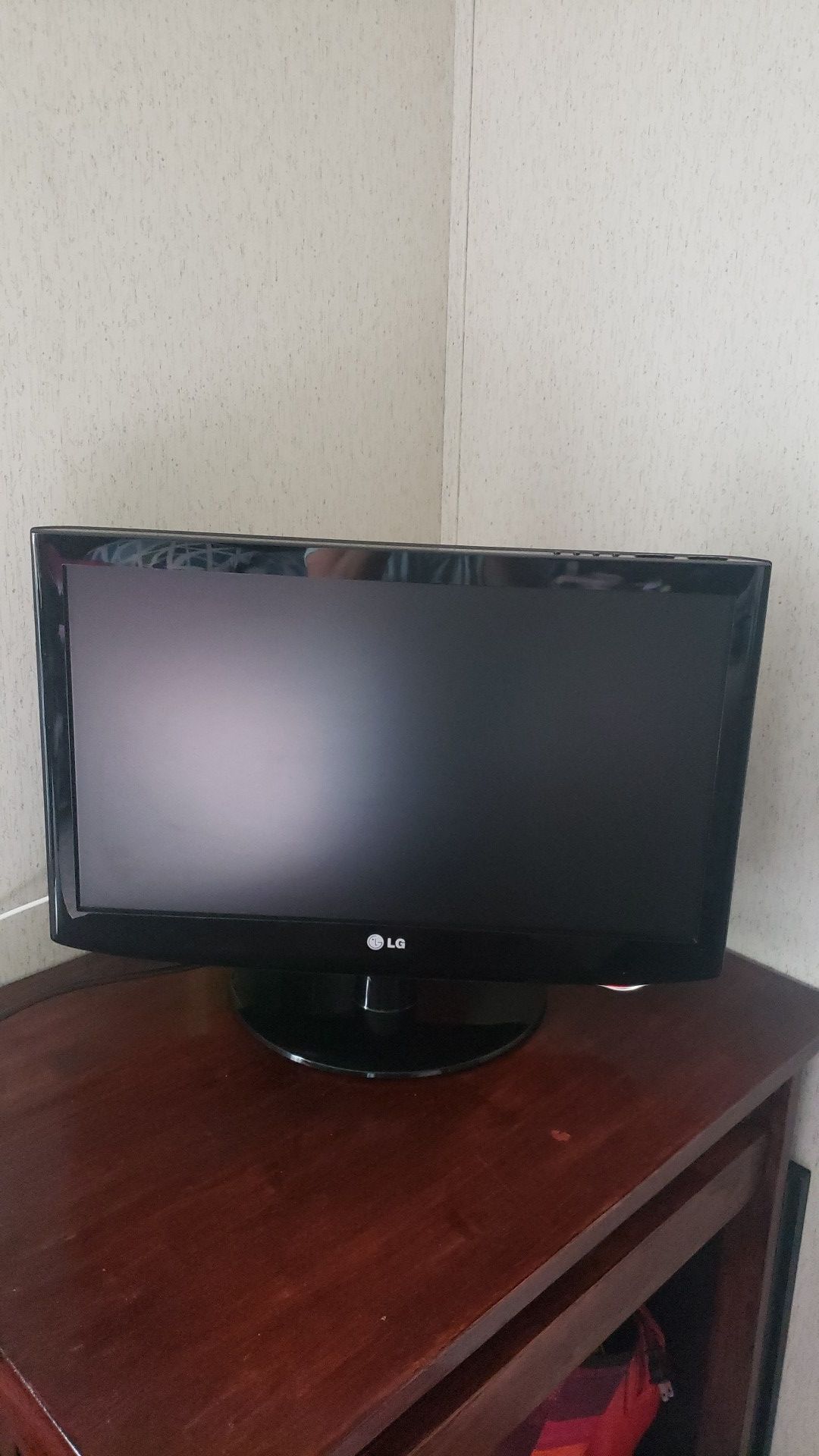 LG TV 24"