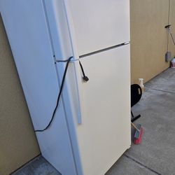 GE Refrigerator 