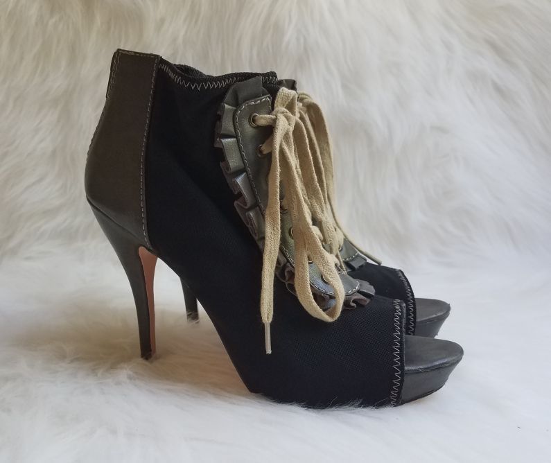 Women's Betsey Johnson Zoey Lace Up Zip Up Heels Size 9M