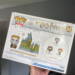 Funko Pop! Town: Harry Potter 20th Anniversary - Dumbledore with Hogwarts