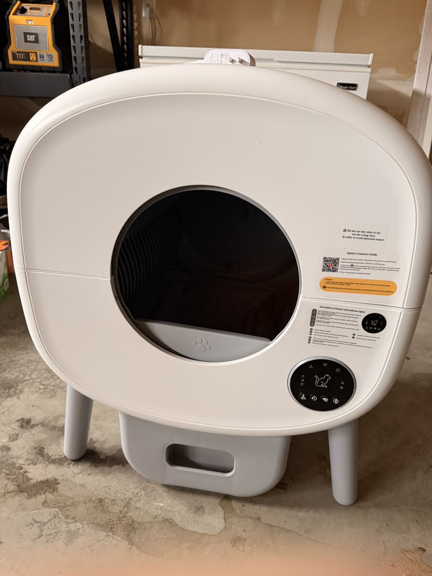 Self cleaning litter box