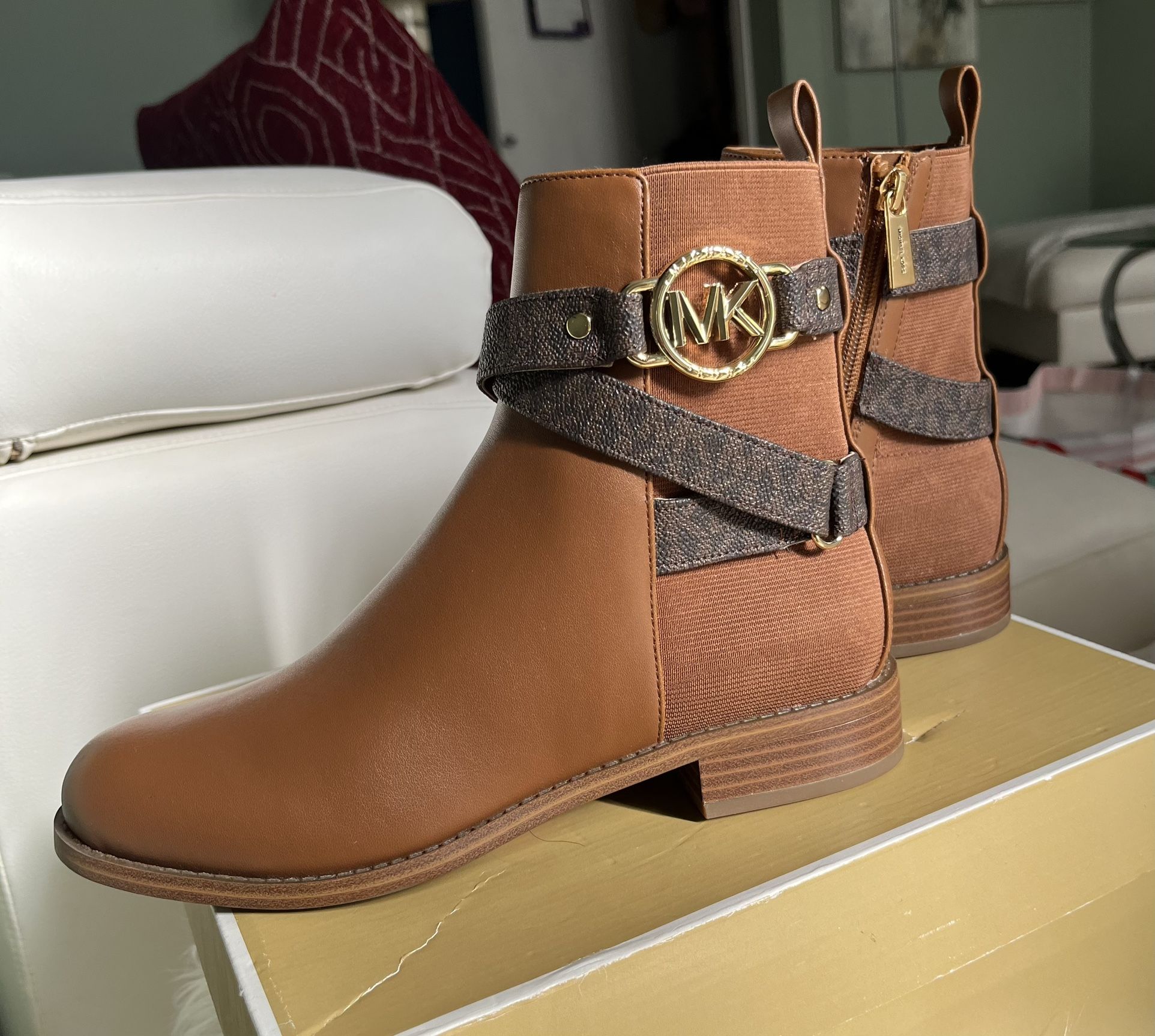 👁️NEW 6.5 Fit 7 Michael Kors Leather Booties $70 🎈