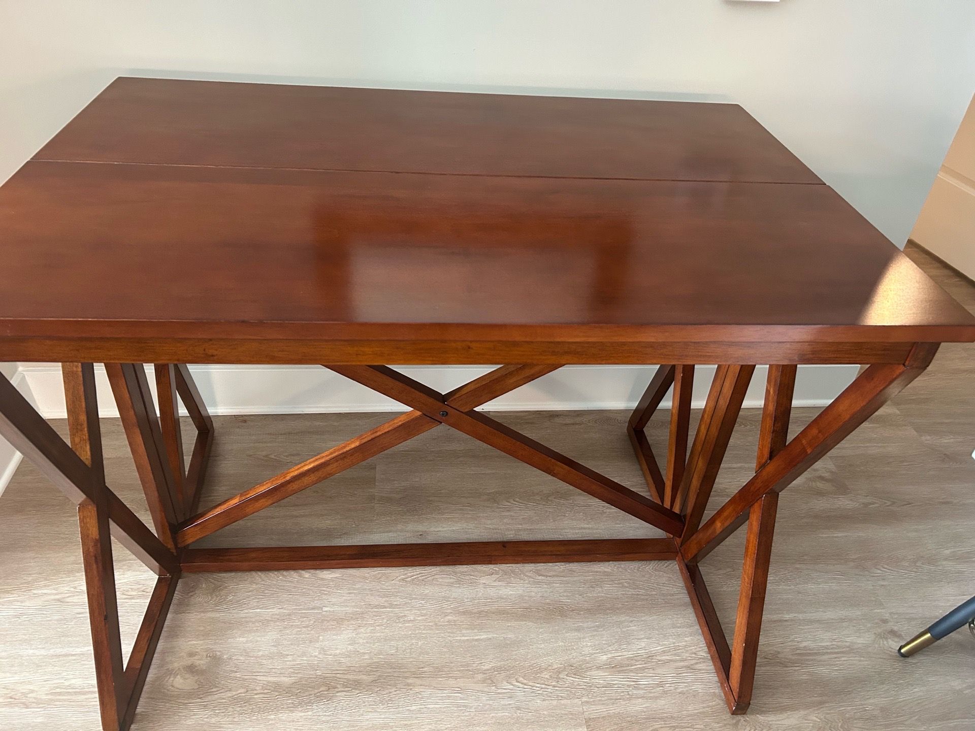 Wooden Table: Collapseable