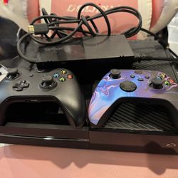 Xbox One W/2 Controllers 
