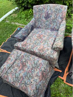 (2) free club chairs w/ (2) ottomans