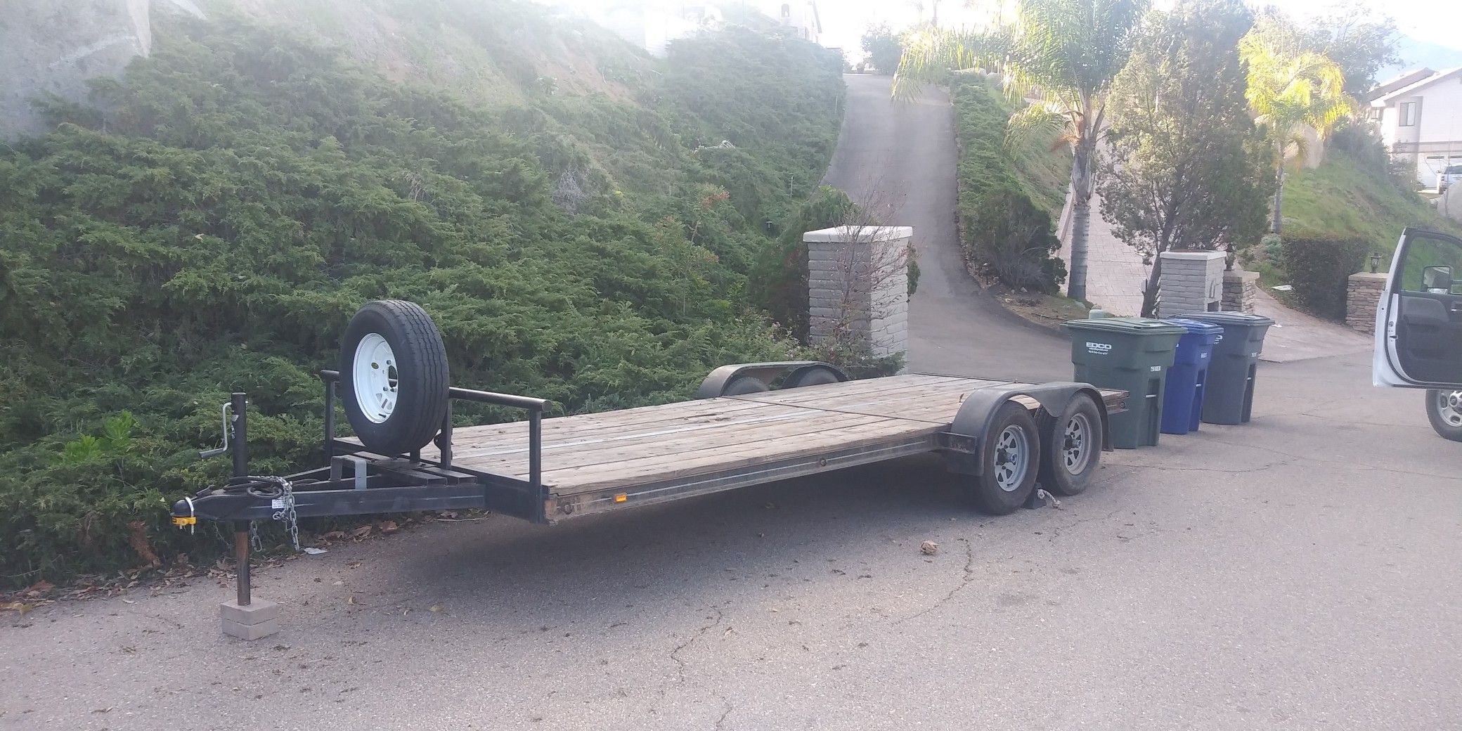 Flat bed trailer