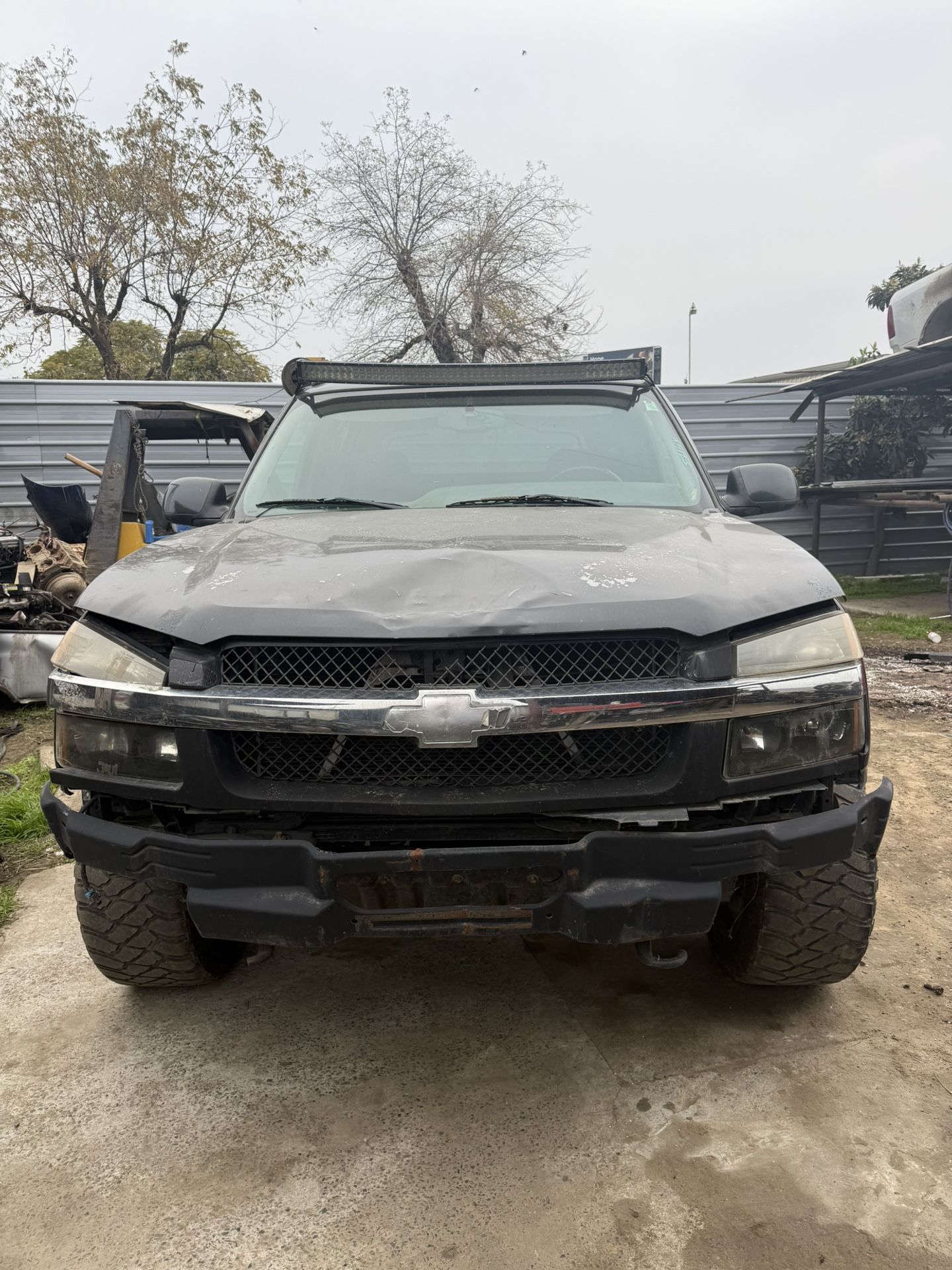 2004 Chevy truck- Avalanche 1500 5.3 L A/T 4x4 For Parts Only‼️