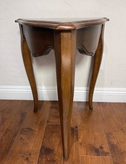 Ethan Allen Country French End Side Triangle Corner Table Distressed Finish 216