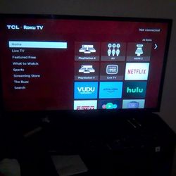 Roku TCL 32' in Flatscreen Tv With Remote
