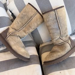 UGG like New Size 6