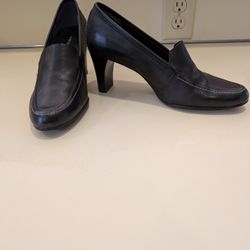 Black Dress Shoes  NEW IN BOX size 8med  2.4"Heel